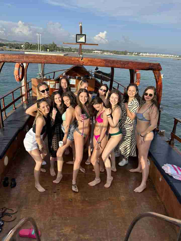 Boat tour scene 26