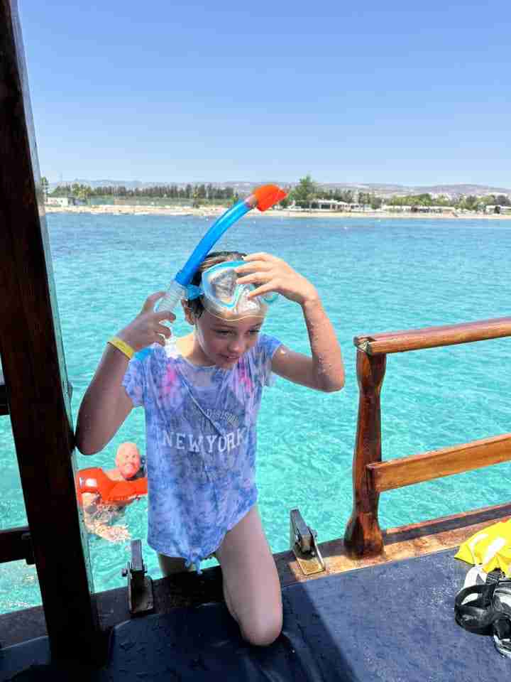 Boat tour scene 29