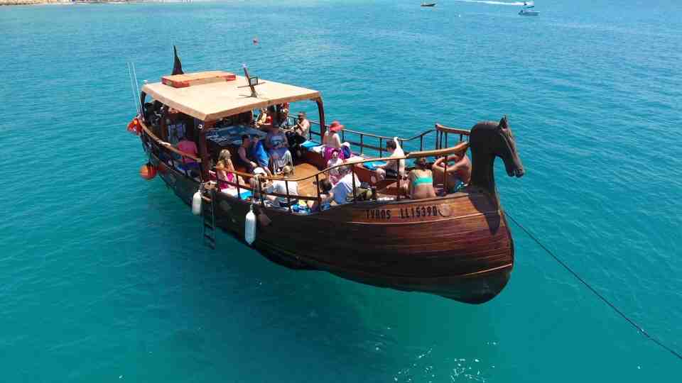 Boat tour scene 33